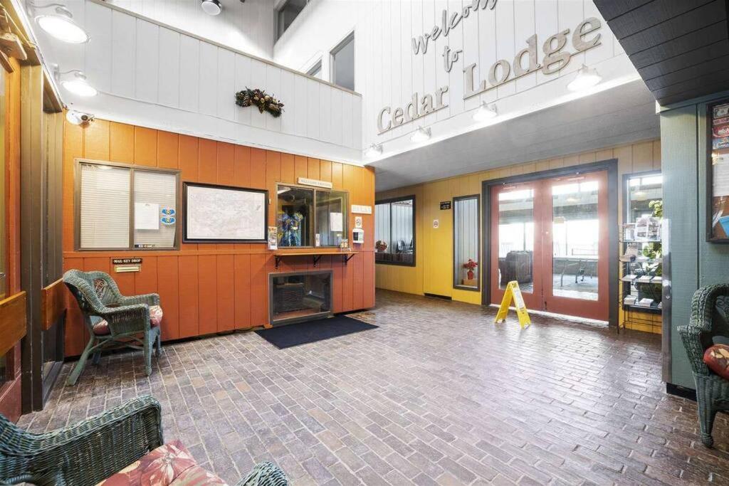 Cute Lower Level Cedar Lodge Room With Balcony & Lake Views! Laconia Exterior foto
