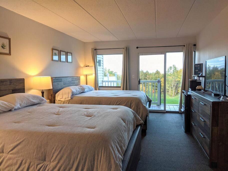 Cute Lower Level Cedar Lodge Room With Balcony & Lake Views! Laconia Exterior foto